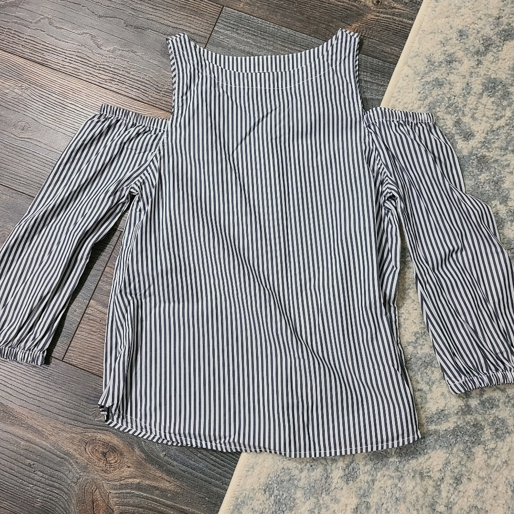GAP cold shoulder quarter sleeve top